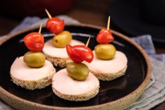 Sanduíche de peito de peru, tomate cereja e azeitona